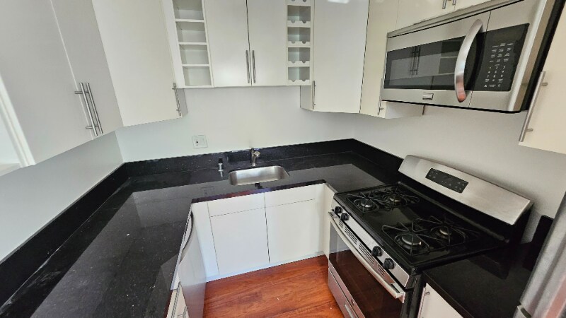 933 S Gramercy Dr in Los Angeles, CA - Building Photo