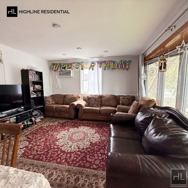 17-17 Francis Lewis Blvd, Unit 1 in Queens, NY - Foto de edificio - Building Photo