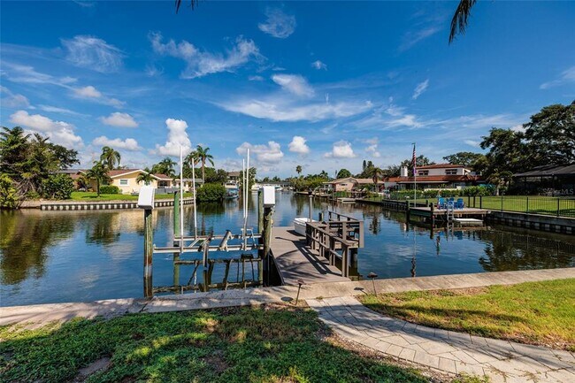 4342 14th Way NE in St. Petersburg, FL - Foto de edificio - Building Photo