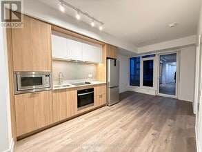 395 Square One Dr in Mississauga, ON - Building Photo - Building Photo