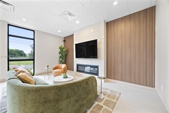 21850 Old Dixie Hwy in Miami, FL - Building Photo - Building Photo