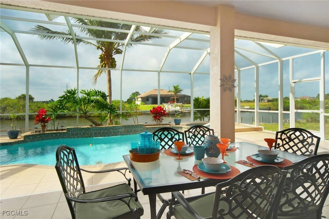 4114 NW 39th Ln in Cape Coral, FL - Foto de edificio