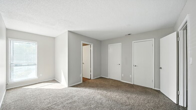 The Vale Apartments and Townhomes in Cordova, TN - Building Photo - Building Photo