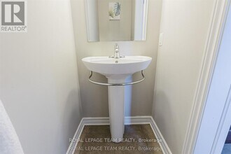 121 Mancini Way in Ottawa, ON - Building Photo - Building Photo