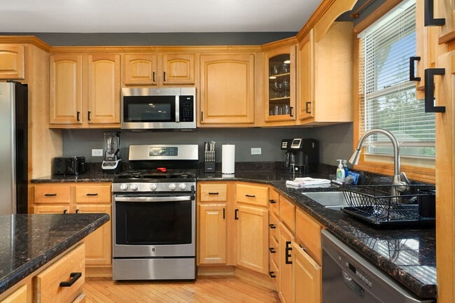 255 Banbury Ave, Unit SI ID1285054P in Elk Grove Village, IL - Foto de edificio - Building Photo