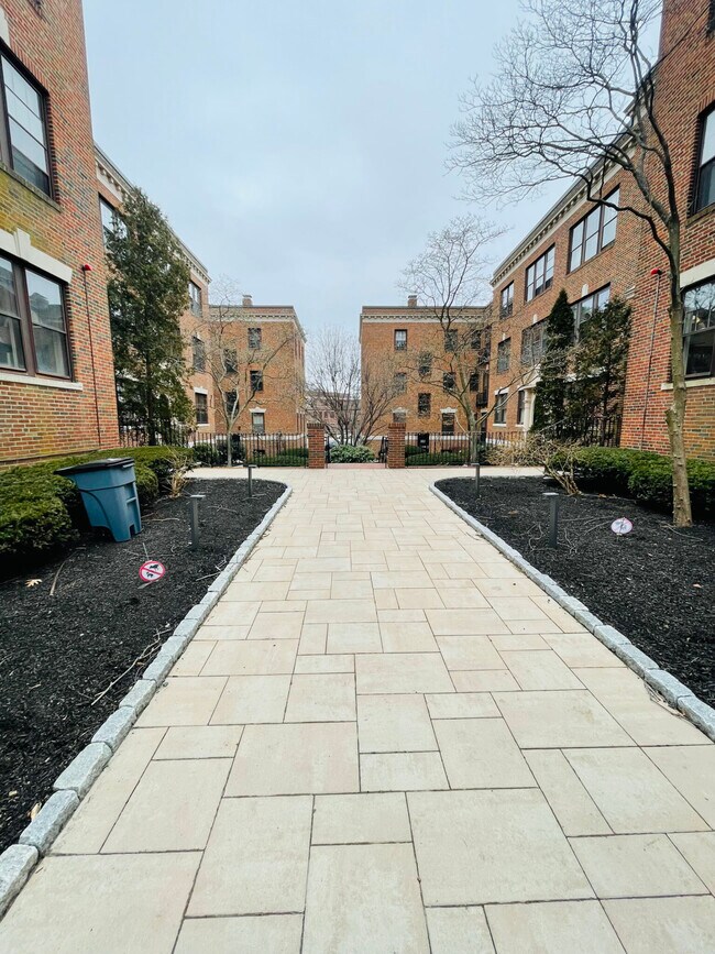 1988 Commonwealth Ave, Unit 9 in Boston, MA - Building Photo - Building Photo