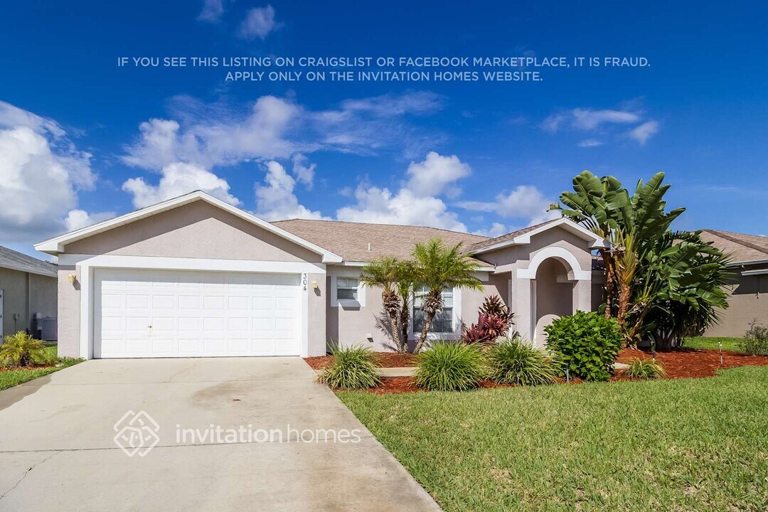 304 Mariners Gate Dr in Edgewater, FL - Building Photo