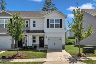 28 March Crk Dr in Fuquay Varina, NC - Building Photo