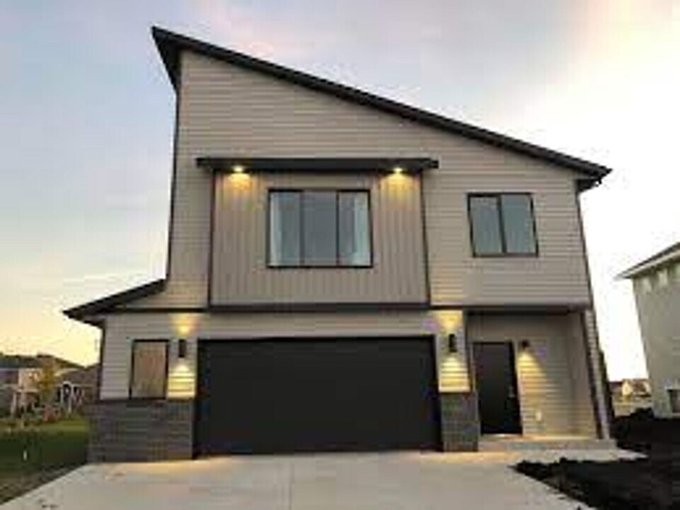 5257 8th Ct W in West Fargo, ND - Building Photo