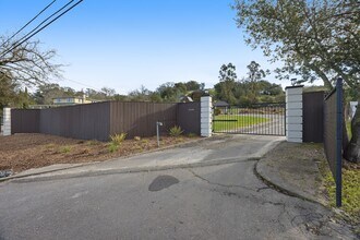 9168 Eastside Rd in Healdsburg, CA - Building Photo - Building Photo
