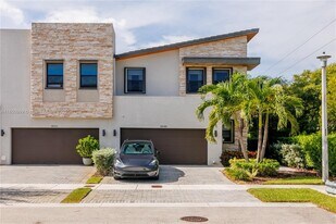 10590 NW 78th Terrace in Doral, FL - Building Photo