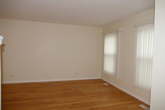 711 N Lakeside Dr in Vernon Hills, IL - Building Photo - Building Photo