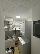 8433 Forest Hills Dr, Unit 205 in Coral Springs, FL - Foto de edificio - Building Photo