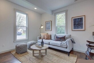 180 SE Ash St in Dallas, OR - Building Photo - Building Photo