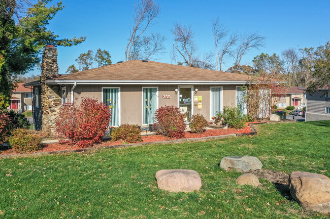 Continental Terrace Apartments in Cedar Rapids, IA - Building Photo - Building Photo