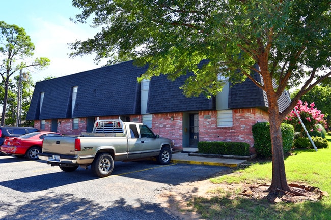 Griffin Park Townhomes in Norman, OK - Building Photo - Building Photo