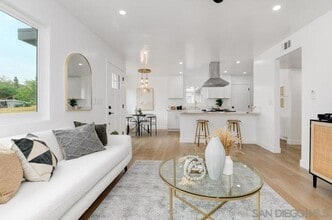 210 Rosebay Dr in Encinitas, CA - Building Photo - Building Photo