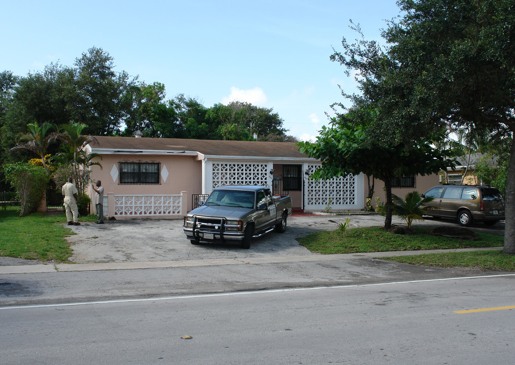 530 NE 137th St in Miami, FL - Building Photo