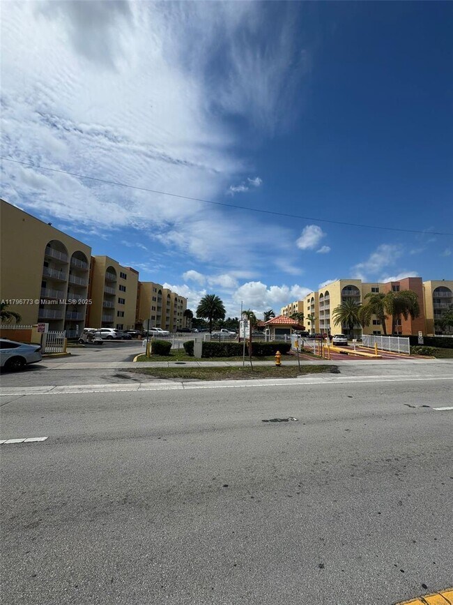 6970 NW 186th St in Hialeah, FL - Building Photo - Building Photo