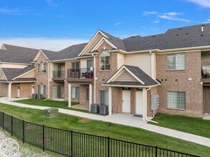 2850 Barrington Square, Unit 3C in Auburn Hills, MI - Building Photo - Building Photo