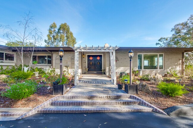 1215 Magdalena Ct in Los Altos, CA - Foto de edificio - Building Photo