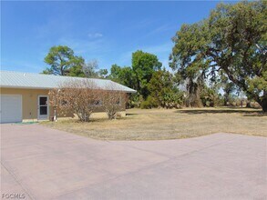 1092 Riverbend Dr in La Belle, FL - Building Photo - Building Photo