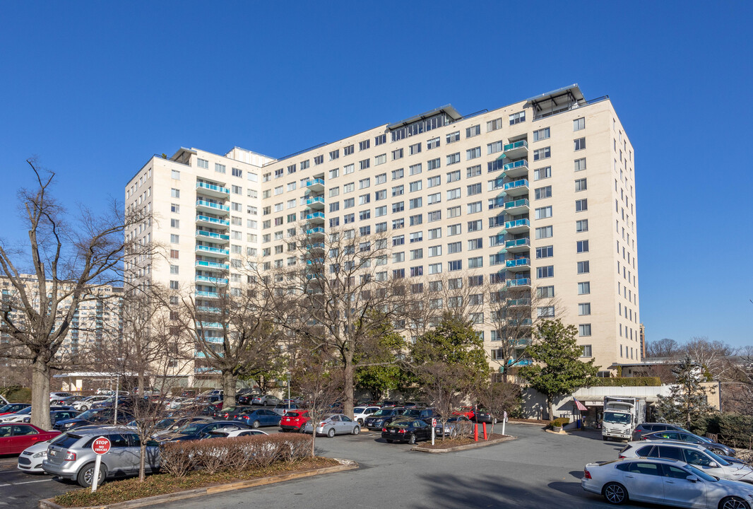 Grosvenor Park III in Rockville, MD - Building Photo