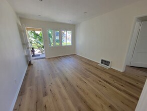 13626 Leadwell St in Los Angeles, CA - Building Photo - Building Photo