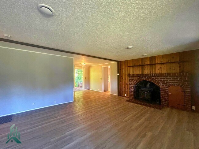 23755 Priest Rd in Philomath, OR - Building Photo - Building Photo