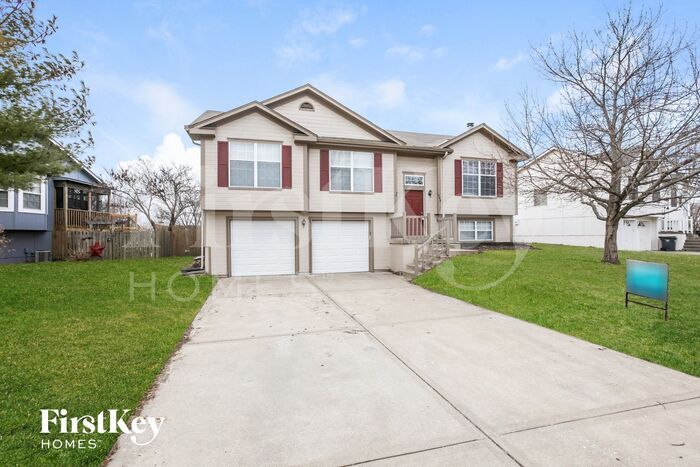 306 Copeland Dr in Greenwood, MO - Building Photo