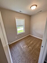 8220 Oak Dr in De Soto, KS - Foto de edificio - Building Photo