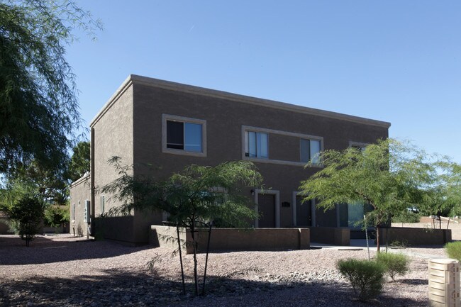 1403-1405 N Gilbert Ave in Casa Grande, AZ - Foto de edificio - Building Photo