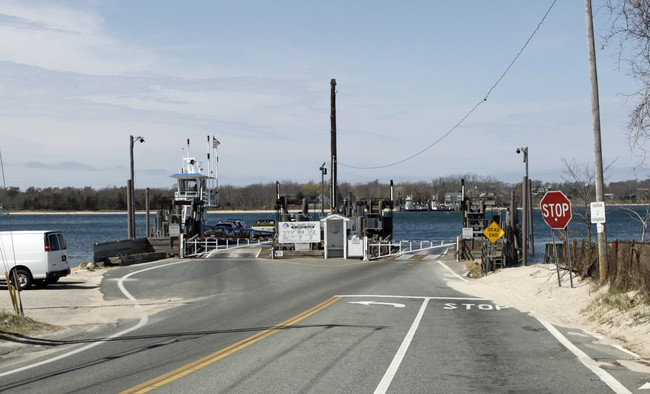 370 Ferry Rd in Sag Harbor, NY - Foto de edificio - Building Photo