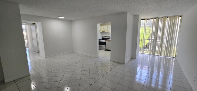 16919 N Bay Rd, Unit 421 in Sunny Isles Beach, FL - Building Photo - Building Photo