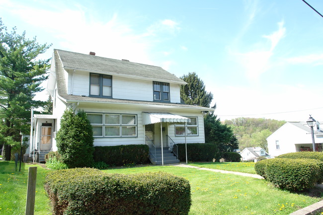 10624 Old Trail Rd in Irwin, PA - Foto de edificio - Building Photo