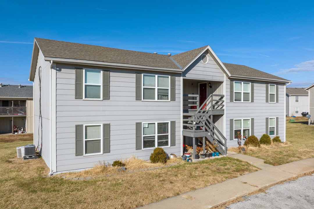 Pinewood Apartments in Gardner, KS - Building Photo