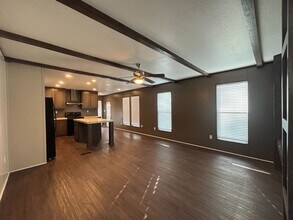 106 E Semands St in Conroe, TX - Foto de edificio - Building Photo