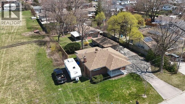 2990 Pillette Rd in Windsor, ON - Building Photo - Building Photo