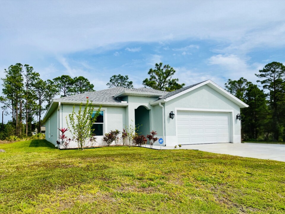 489 Lenox Ave in Lehigh Acres, FL - Building Photo