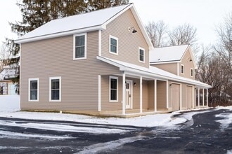 10 Cottage St in Hampden, ME - Building Photo - Building Photo