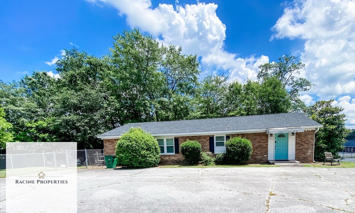 203 E Florida St in Clinton, SC - Building Photo