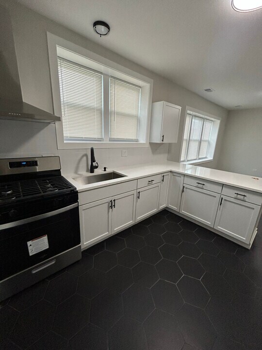 1110 W Marquette Rd in Chicago, IL - Building Photo