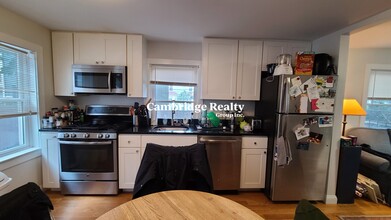 119 Pleasant St, Unit T in Cambridge, MA - Foto de edificio - Building Photo