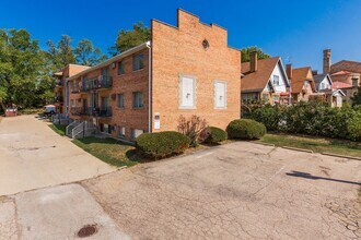 W. 8th St in Cincinnati, OH - Building Photo - Interior Photo
