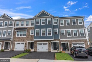 105 Higher Rock Ct in North Wales, PA - Building Photo