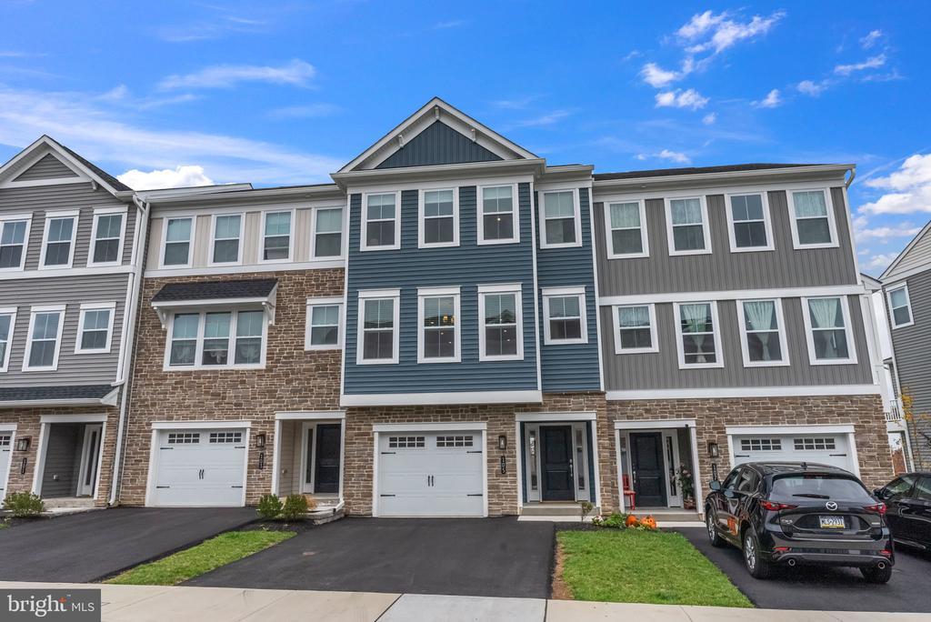 105 Higher Rock Ct in North Wales, PA - Building Photo