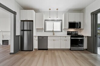 2104 Straubs Ln in Pittsburgh, PA - Building Photo - Building Photo