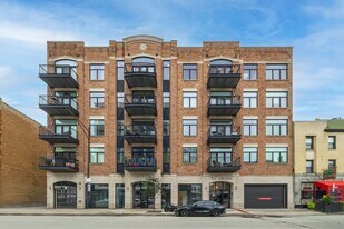 711 W Grand Ave in Chicago, IL - Building Photo