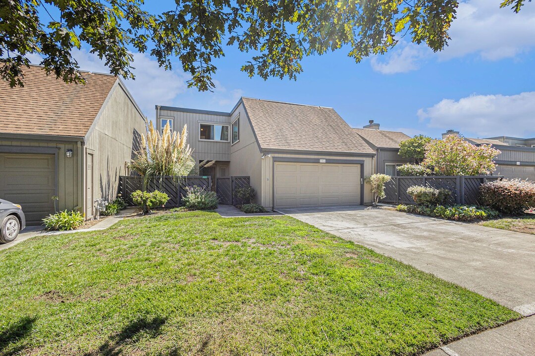 1064 Mangrove Ln in Alameda, CA - Building Photo