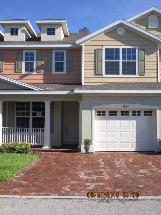 4884 Poolside Dr in St. Cloud, FL - Building Photo